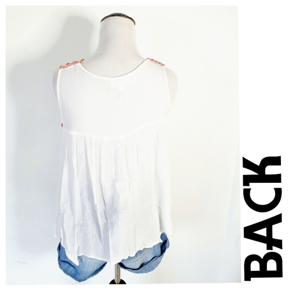 💥Lauren Conrad Crochet Asymmetrical Hem Top - Picture 2 of 11